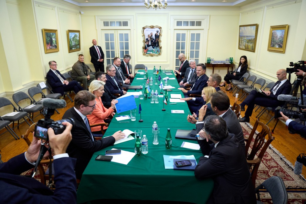 abd baskani trump oval ofiste agirladigi ukrayna lideri zelenskiye vazgecmesi gereken rusya kontrolundeki topraklari akDGI5lY