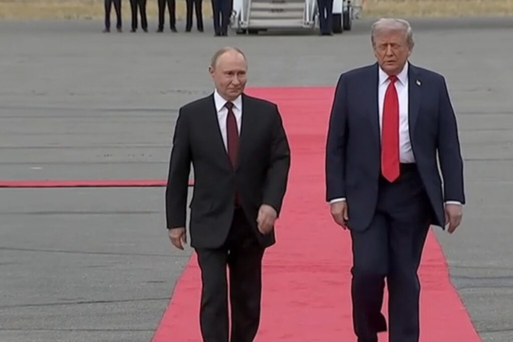 abdnin hayalet bombardiman ucagi ve f 35ler zirve oncesi havalimaninda trump ile putinin gozleri onunde cbfsDA4A