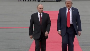 abdnin hayalet bombardiman ucagi ve f 35ler zirve oncesi havalimaninda trump ile putinin gozleri onunde cbfsDA4A