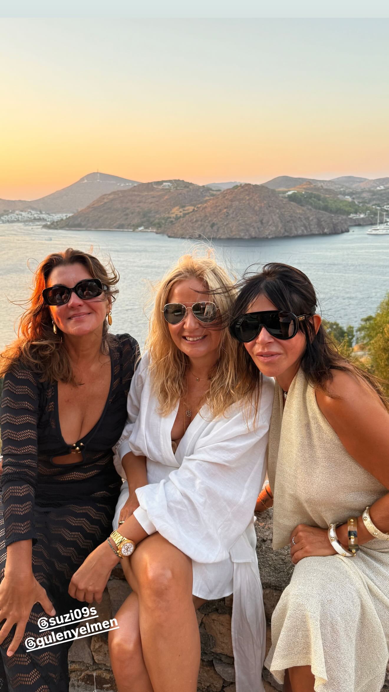 akbank yonetim kurulu baskani suzan sabanci dostlariyla patmosta tatil yapti adayi motosikletle turladi 1 ANsGG8Fk
