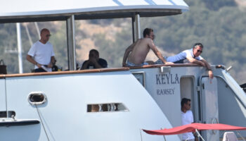 ali koc teknesinde dostlarini agirladi YE3W23Q2