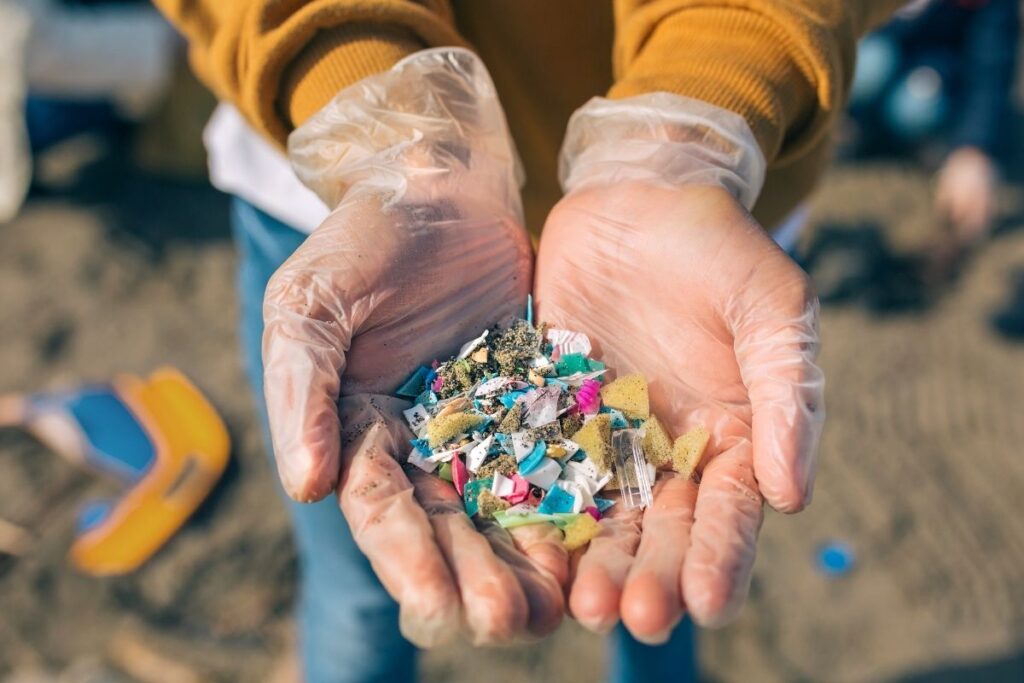 arastirmacilar insanlarin her gun 68 bine kadar mikroplastik parcacigi soludugunu ortaya koydu JeuASpre