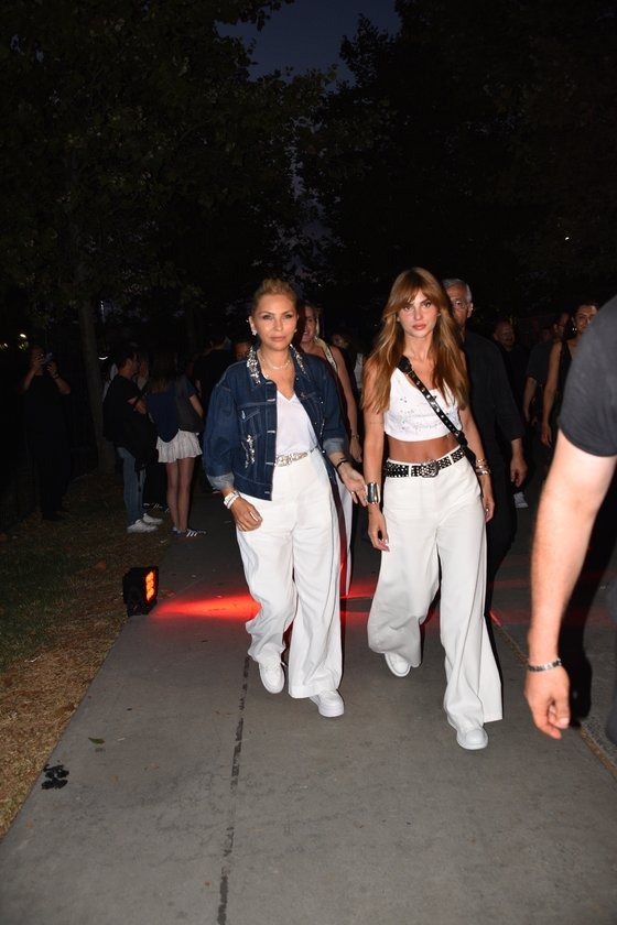 arzu sabanci gelini nazli sabanciyla jlo konserinde 0