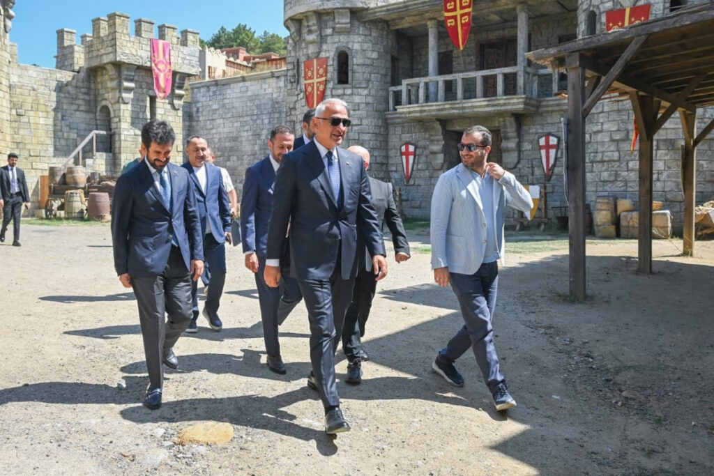 bakan ersoy unlu dizilerin cekildigi bozdag film platolarini ziyaret etti xNBdNYb4