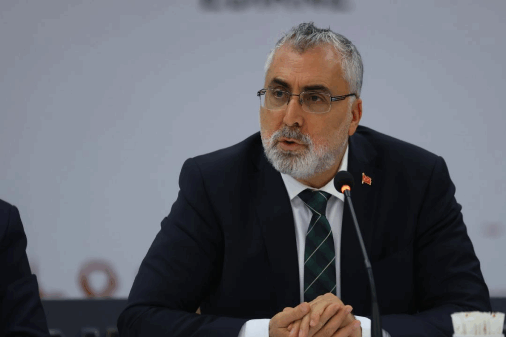bakan vedat isikhan acikladi memur ve memur emeklisine ilk 6 ay icin yuzde 10 cpr3IS8w