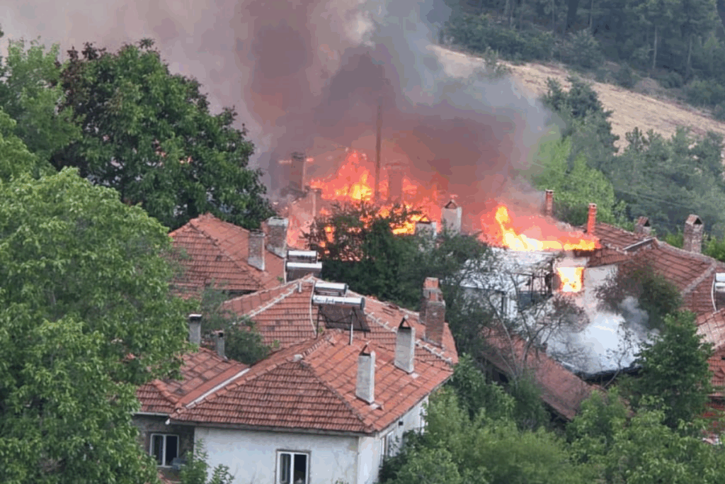 balikesirde cikan yanginda 15 ev kullanilamaz hale geldi dc4DkGPm