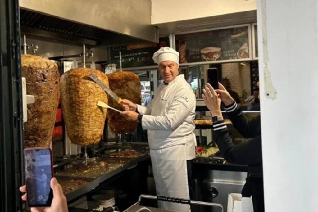 bavyera basbakani markus soder doner keserken goruntuleriyle sosyal medyanin gozdesi oldu ve soder kebab tpQr1e4Q