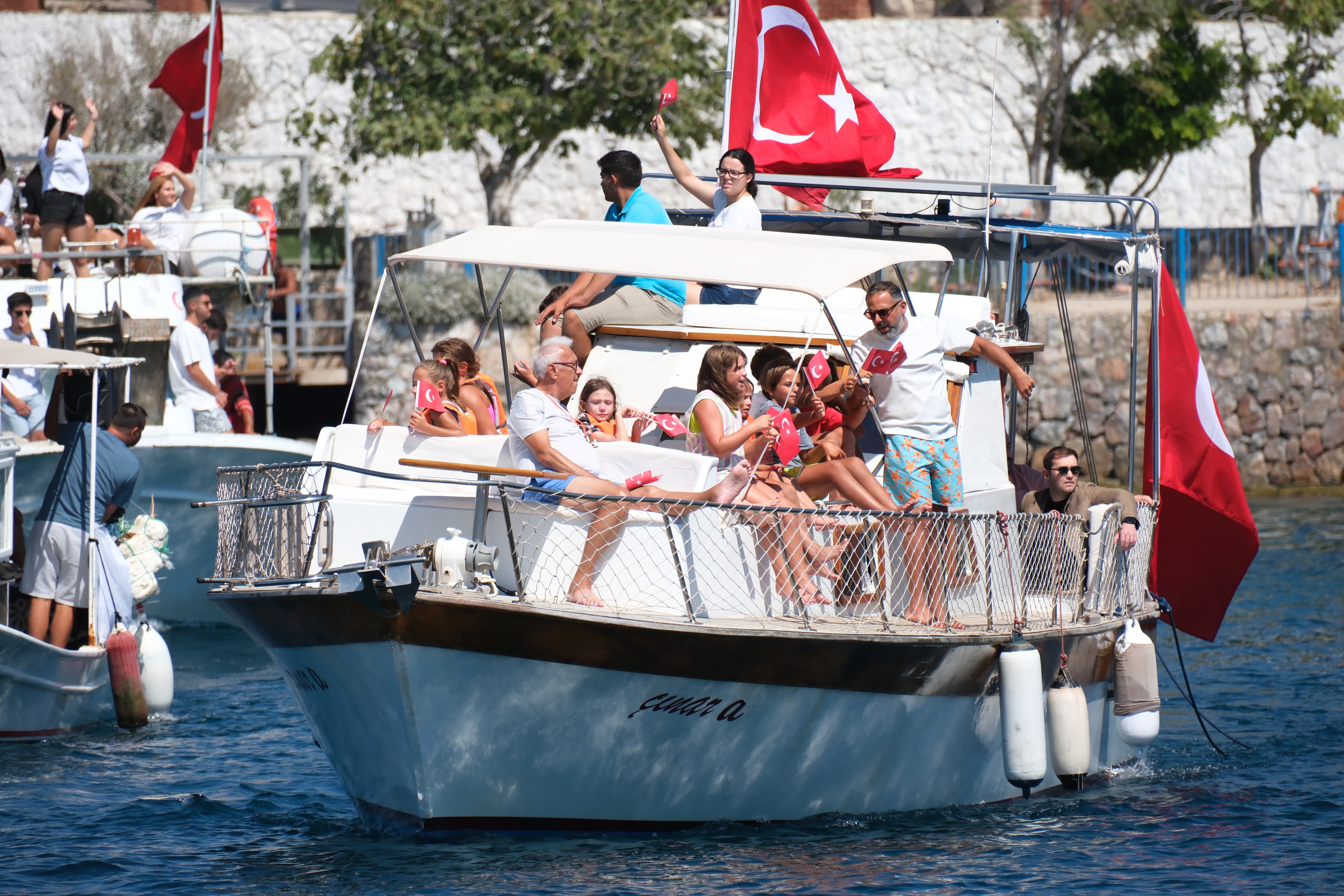 bodrumda 30 agustos zafer bayrami denizde kortejle kutlandi 0 WOQpvTRr
