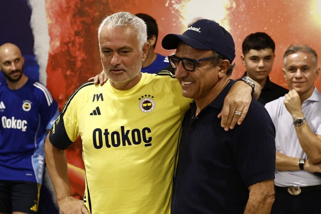 chobani kurucusu hamdi ulukayadan sponsor oldugu fenerbahcenin tesislerine ziyaret Yz2ss7sx