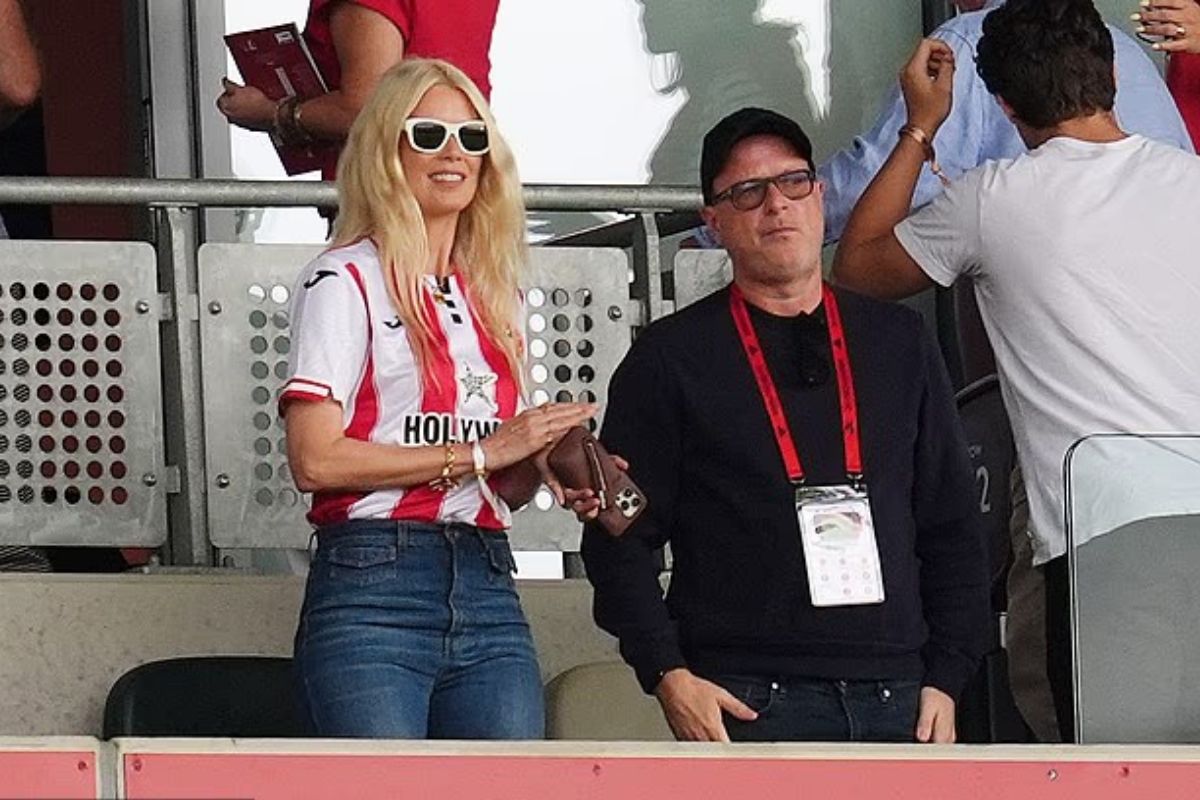 claudia schiffer 55 yasinda formunu koruyor 1 eCJqSweD