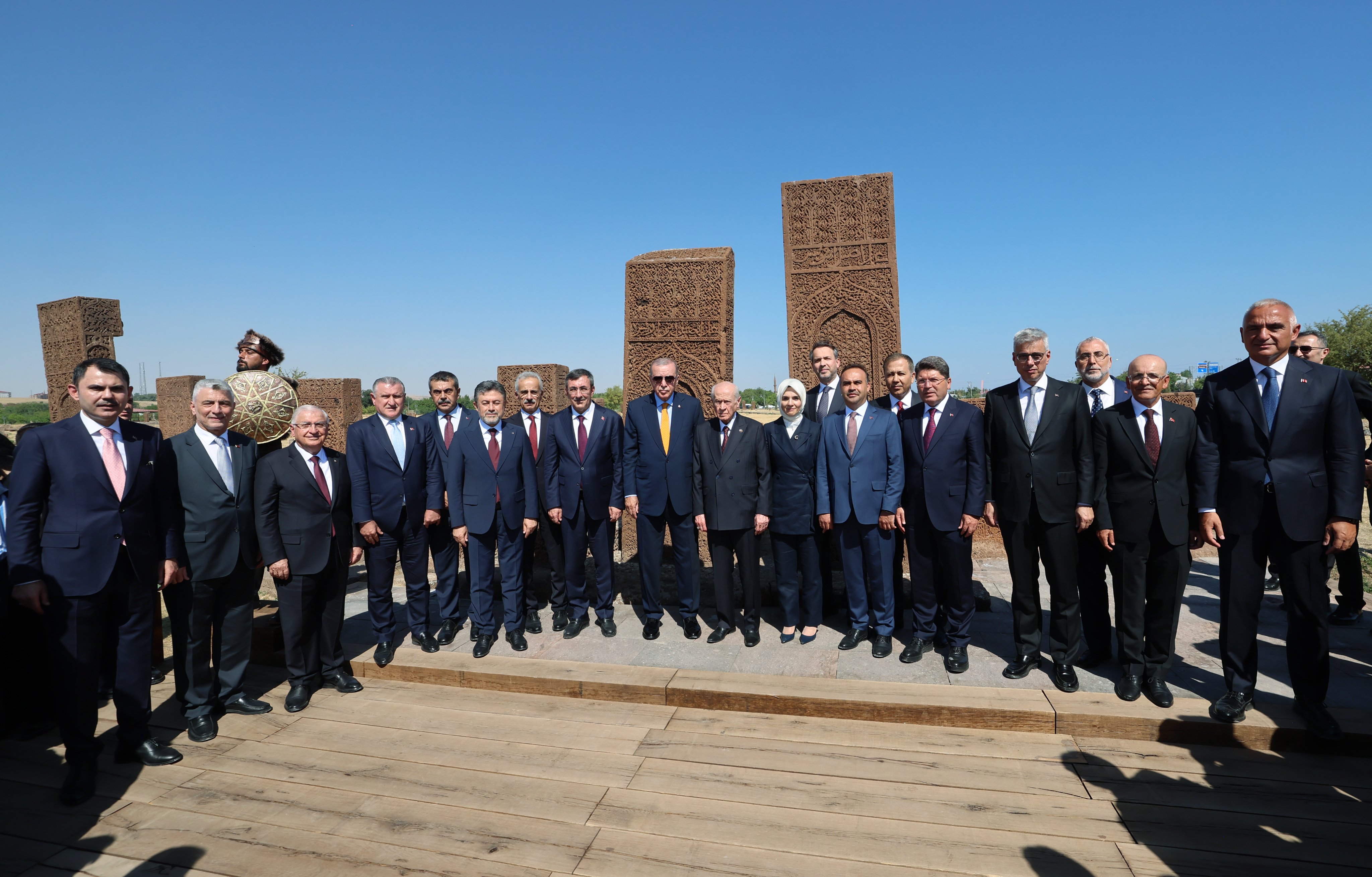 cumhurbaskani erdogan devlet bahceli ile birlikte selcuklu meydan mezarligini ziyaret etti kizilelmanin anahtari ahlat EYVVHMB6