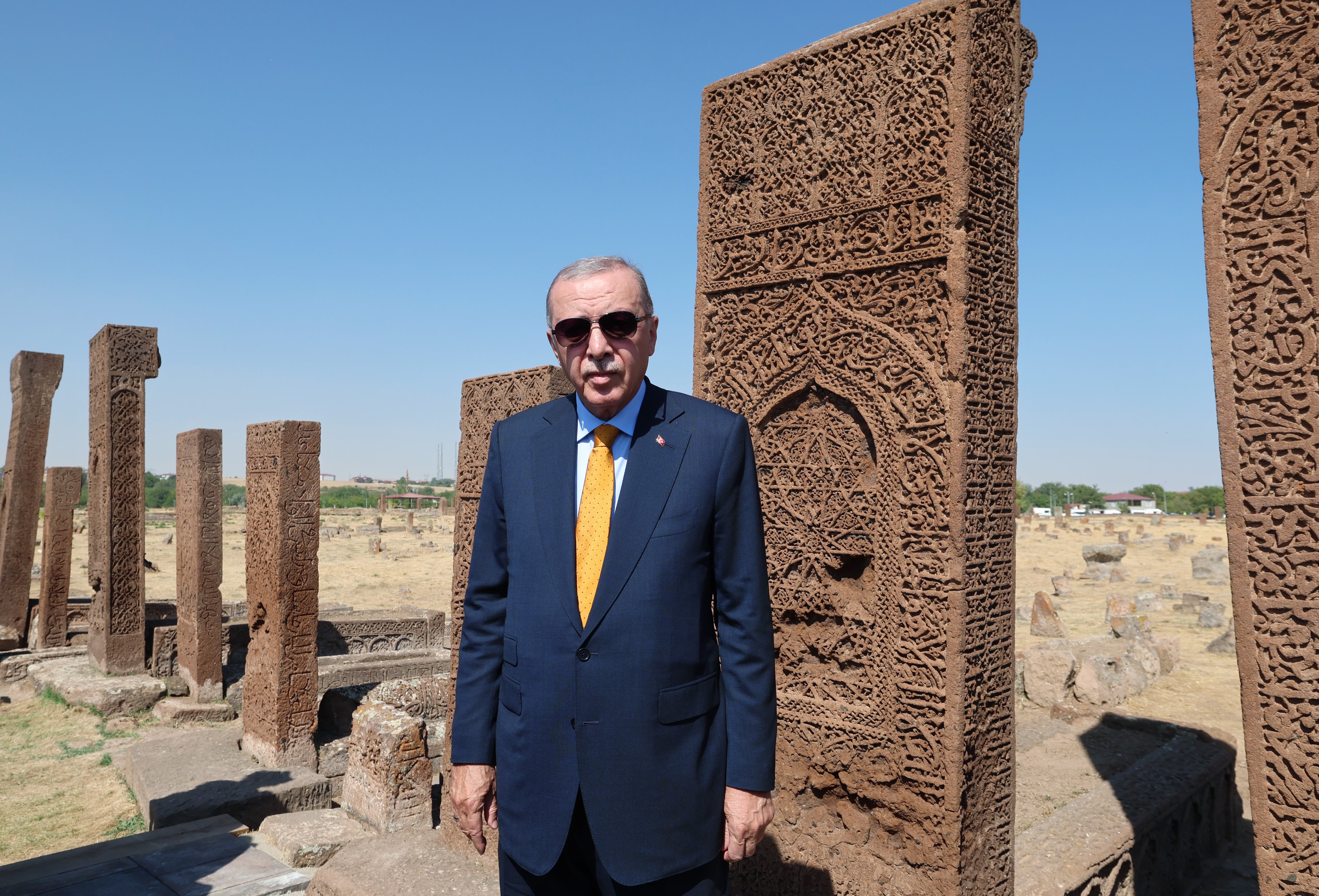cumhurbaskani erdogan devlet bahceli ile birlikte selcuklu meydan mezarligini ziyaret etti kizilelmanin anahtari ahlat c3A352Du