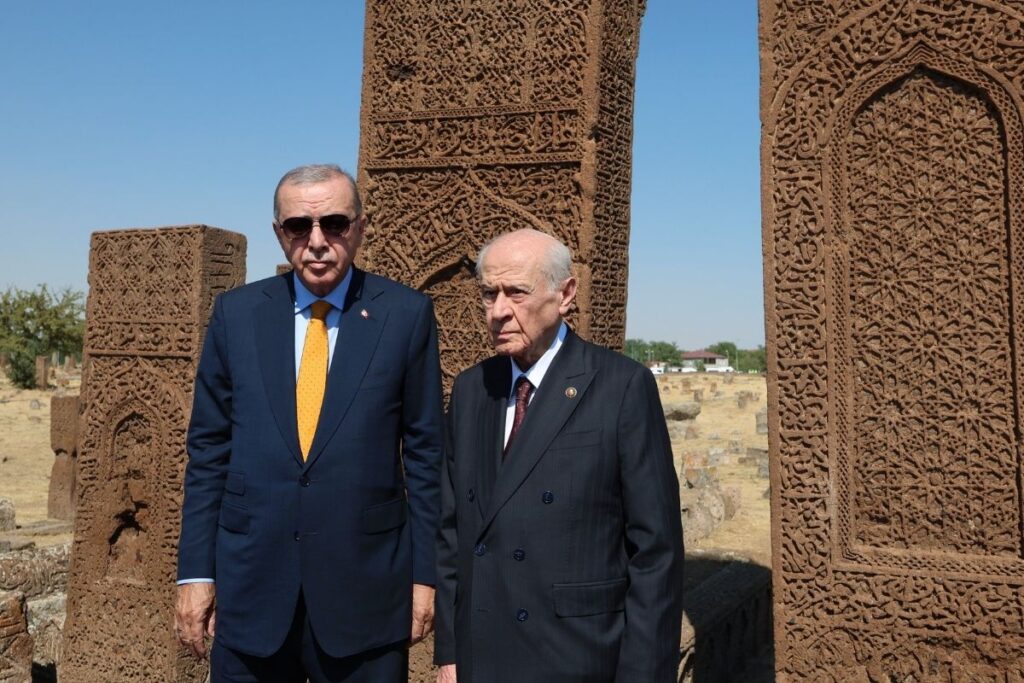 cumhurbaskani erdogan devlet bahceli ile birlikte selcuklu meydan mezarligini ziyaret etti kizilelmanin anahtari ahlat sUNkvBlA