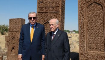 cumhurbaskani erdogan devlet bahceli ile birlikte selcuklu meydan mezarligini ziyaret etti kizilelmanin anahtari ahlat sUNkvBlA