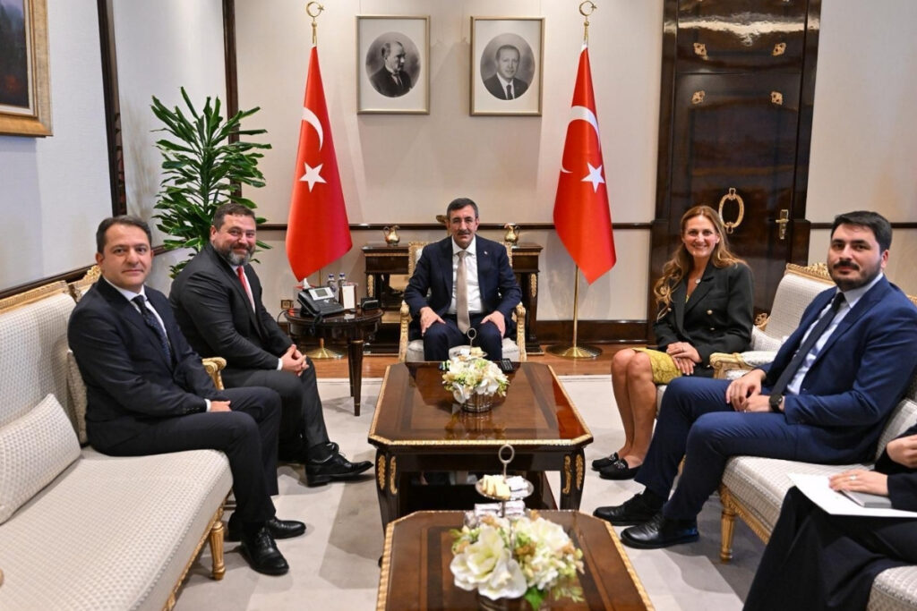 cumhurbaskani yardimcisi cevdet yilmaz kaspikznin kurucu ortagi ve ceosu mikheil lomtadzeyi kabul etti sy75EjV8
