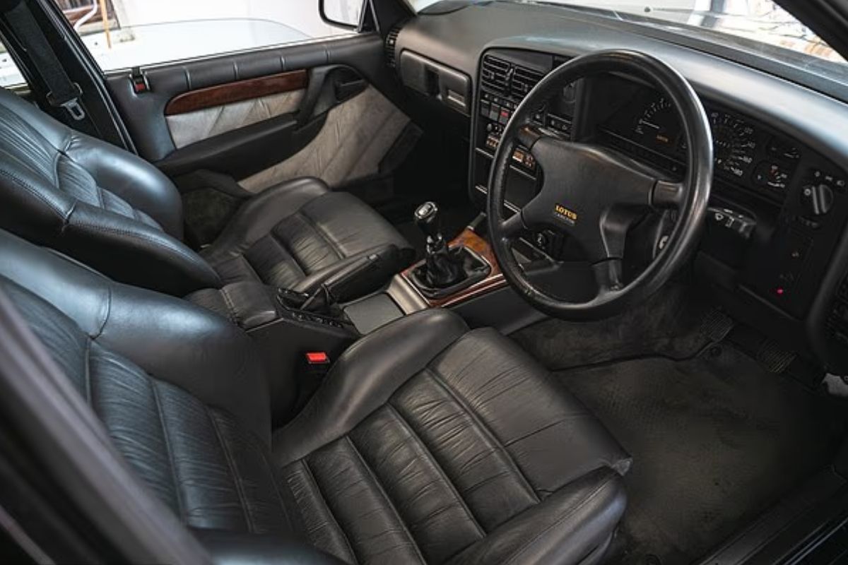 dunyada yalnizca 950 adet uretilen 1993 model nadir otomobil lotus carlton muzayedede satisa cikiyor rJhFraeL