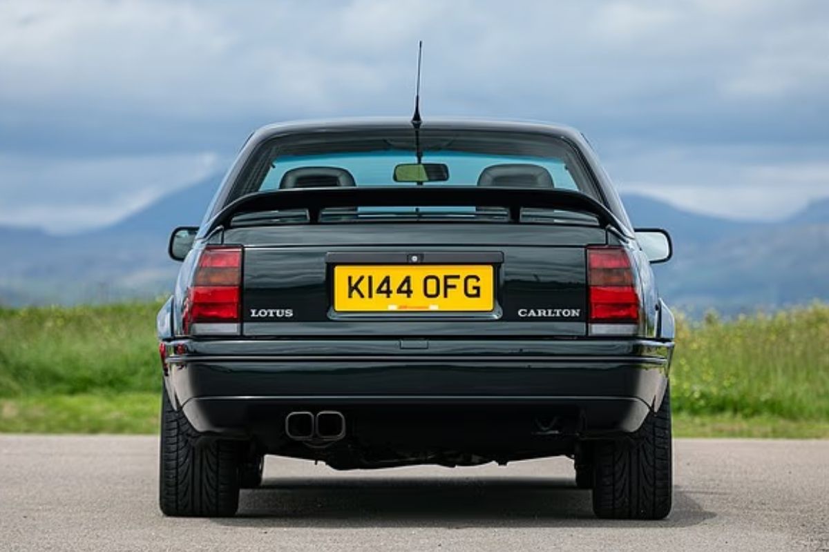 dunyada yalnizca 950 adet uretilen 1993 model nadir otomobil lotus carlton muzayedede satisa cikiyor ulvKiABd