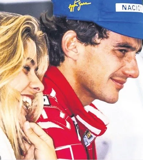 efsanevi formula 1 pilotu ayrton sennanin olumune kadar beraber oldugu kiz arkadasi adriane galisteu NKZO3WmK