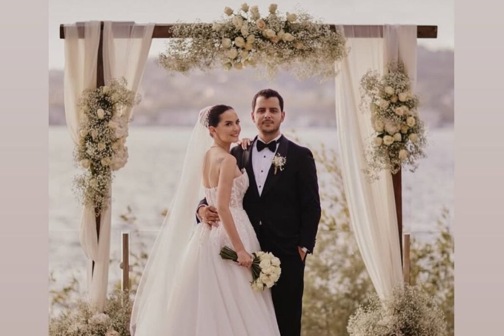 ezgi senler cocukluk askiyla evlendi deRrKd5a