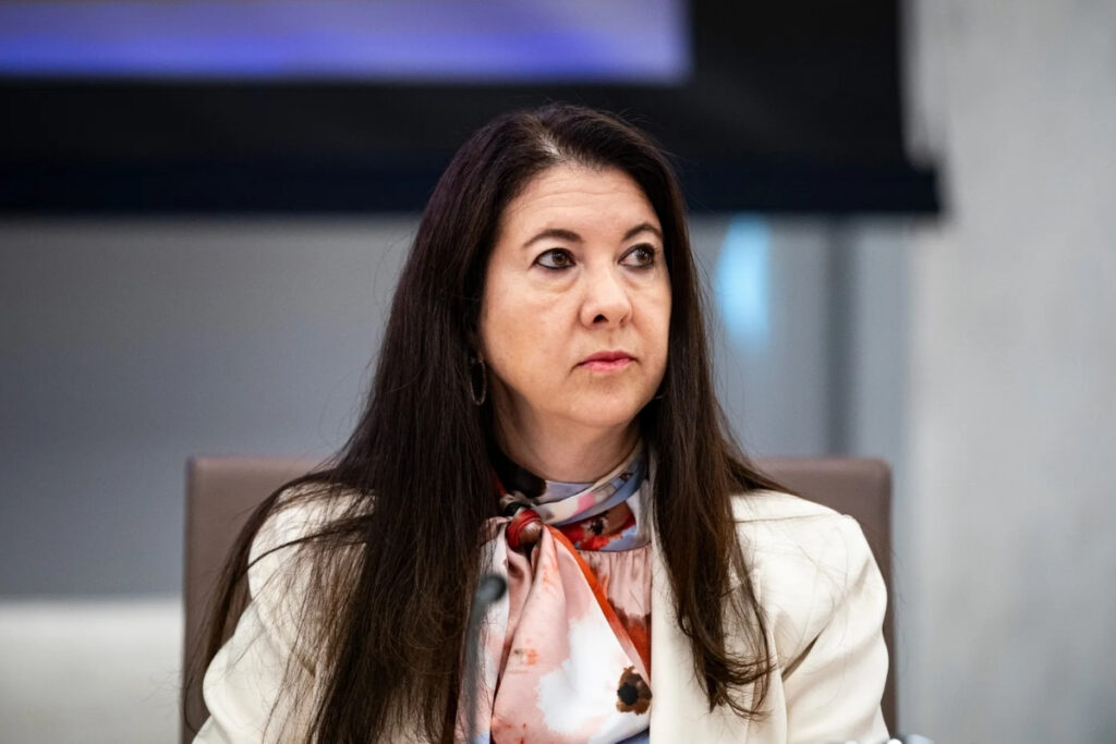 fed yonetim kurulu uyesi adriana kugler istifa etti trump powell ile faiz konusunda anlasamiyordu GQBLyBcj
