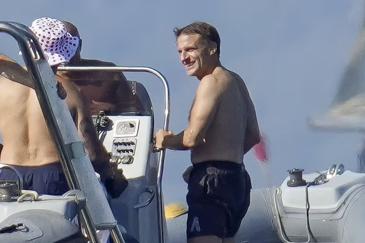 fransa cumhurbaskani macron esi brigitte ile tatile cikti macronun jetskideki goruntuleri dikkat cekti 0