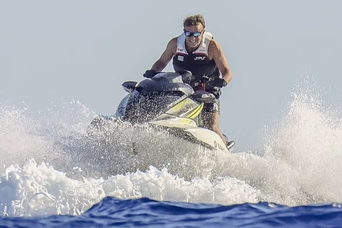 fransa cumhurbaskani macron esi brigitte ile tatile cikti macronun jetskideki goruntuleri dikkat cekti 1 5y3HvZB4