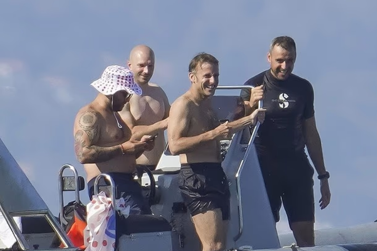 fransa cumhurbaskani macron esi brigitte ile tatile cikti macronun jetskideki goruntuleri dikkat cekti 2 sKk4AWm1