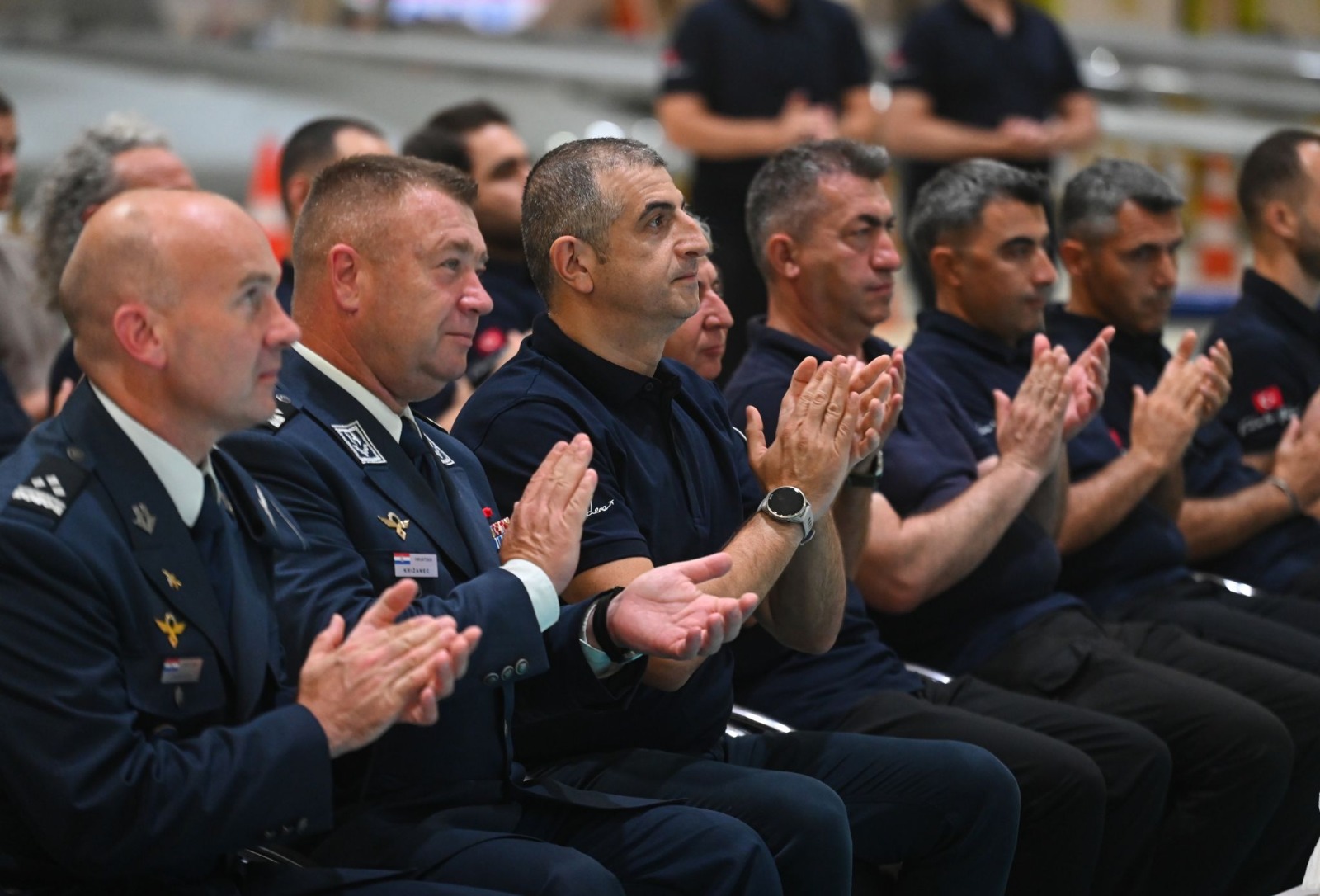 hirvatistan pilot teknisyen ve operatorlerin ucus sertifikalarini aldiklari gun bayraktar tb2lerini gecit toreninde sergiledi ABcHtv2q