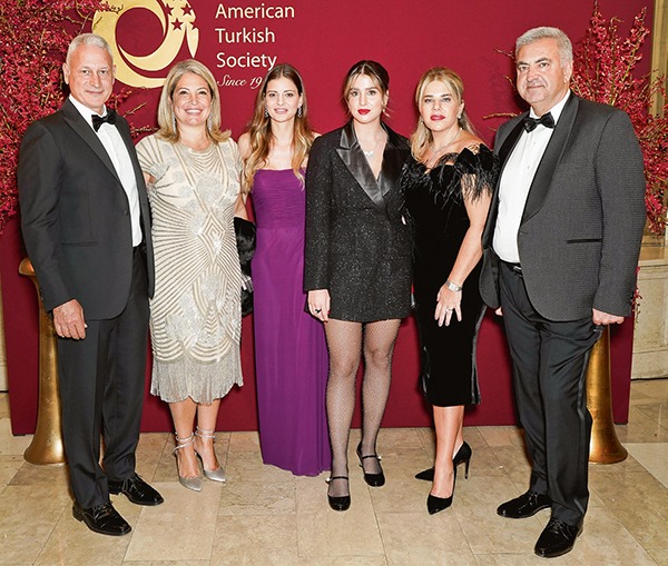 is ve finans dunyasinin sevilen ciftlerinden zeynep hasan akcakayalioglunun kizlari defne akcakayalioglu genc yasinda LDFSvqCv