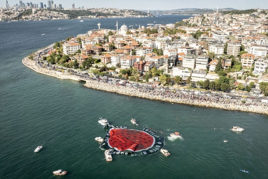 istanbul bogazinda gazzeye karpuz selami wuD7MPuw