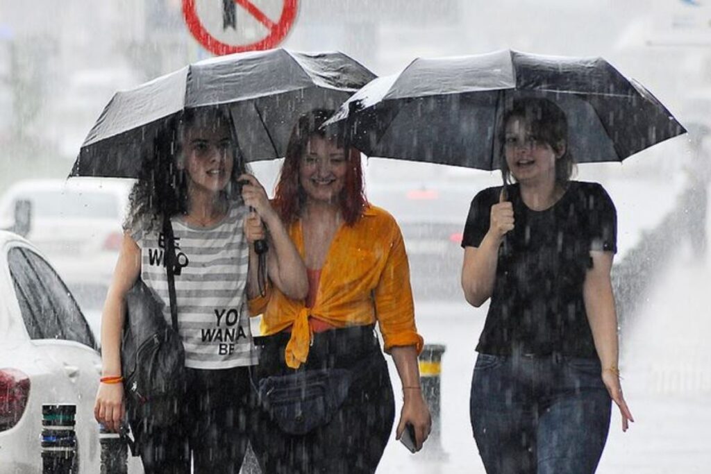 istanbul icin firtina ve saganak alarmi LaY5KM7n