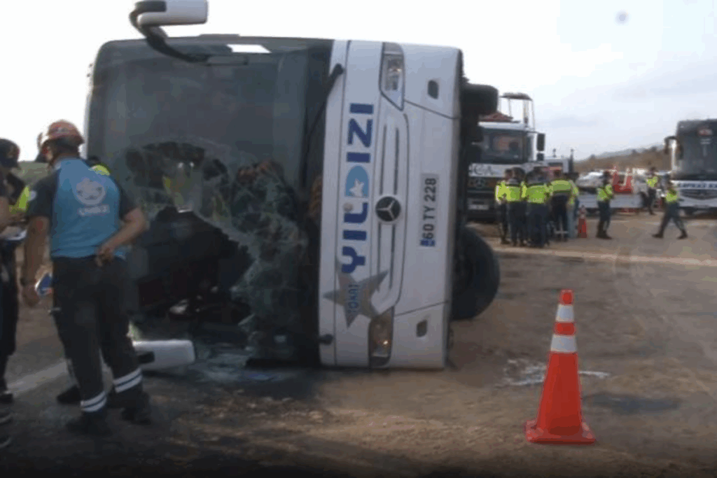 istanbulda yolcu otobusu bariyerlere carpti 3 kisi oldu 20 kisi yaralandi GQXebmqG