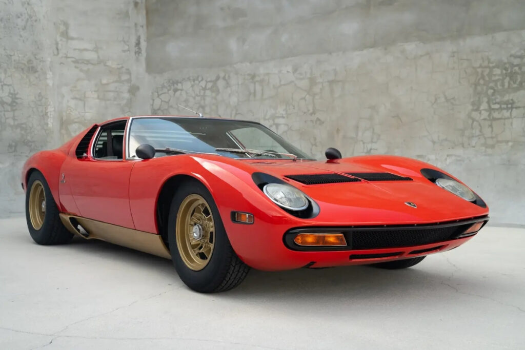 italyada bir satonun tugla ile kapatilmis gizli odasinda 1972 model lamborghini miura sv otomobil 1tlgAjQO