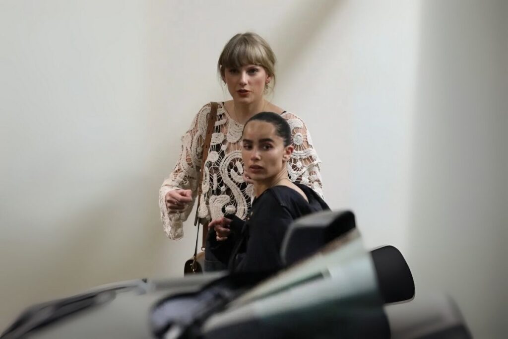 kaliforniyadaki orman yanginlarinda taylor swiftin beverly hillsteki evine siginan unlu sarkici zo kravitz banyoyu hy92Skaj