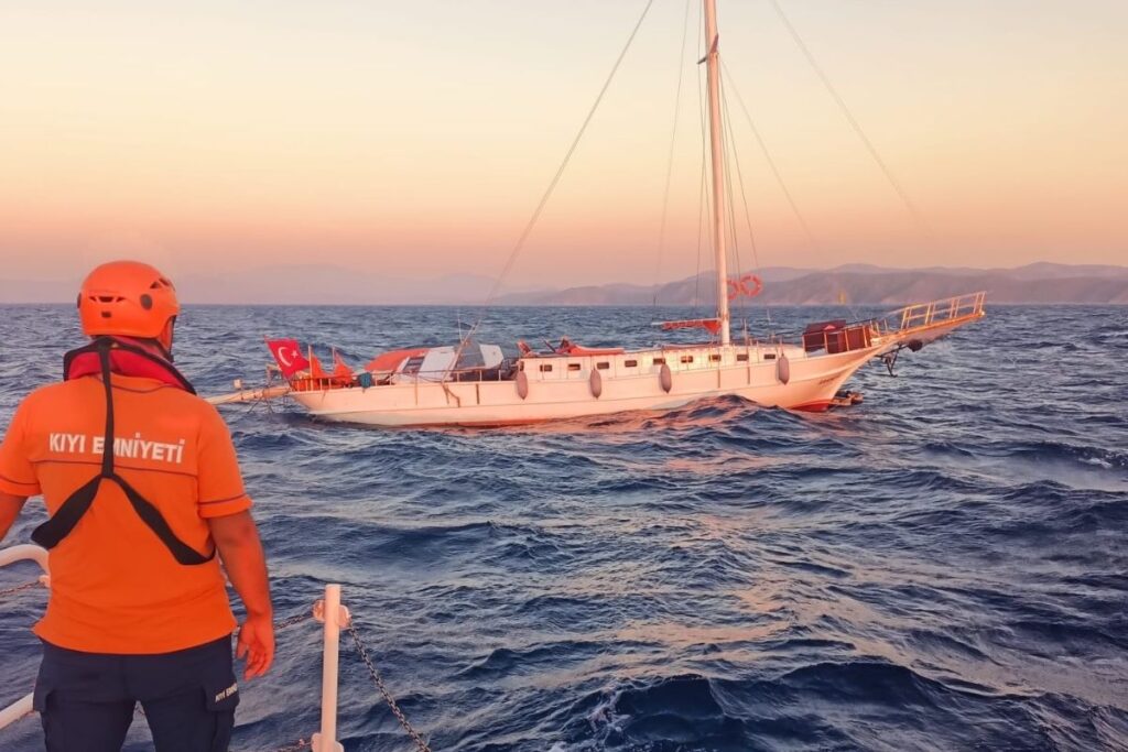 mugla milasta 8 kisinin bulundugu fiber tekne alabora oldu denizde can pazari yasandi FAy6vydC