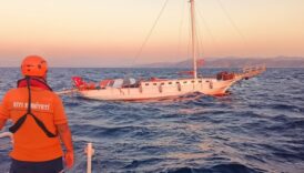 mugla milasta 8 kisinin bulundugu fiber tekne alabora oldu denizde can pazari yasandi FAy6vydC