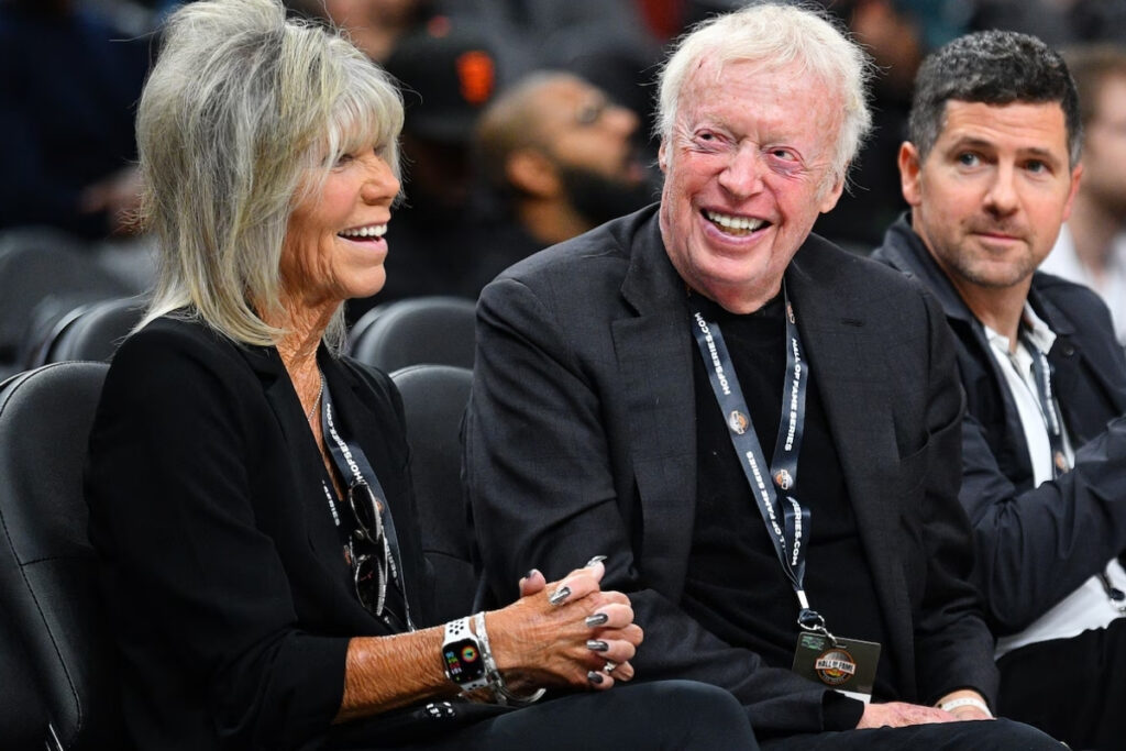 nikein kurucusundan kanserle mucadeleye rekor destek phil knight ve esi kendi adlarini tasiyan enstituye W1CQYU8P