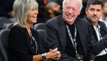 nikein kurucusundan kanserle mucadeleye rekor destek phil knight ve esi kendi adlarini tasiyan enstituye W1CQYU8P