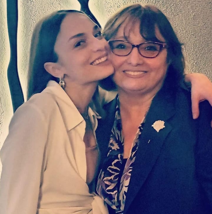oyuncu nilperi sahinkaya kanserle mucadele eden annesini kaybetti 0 42ybUJyA