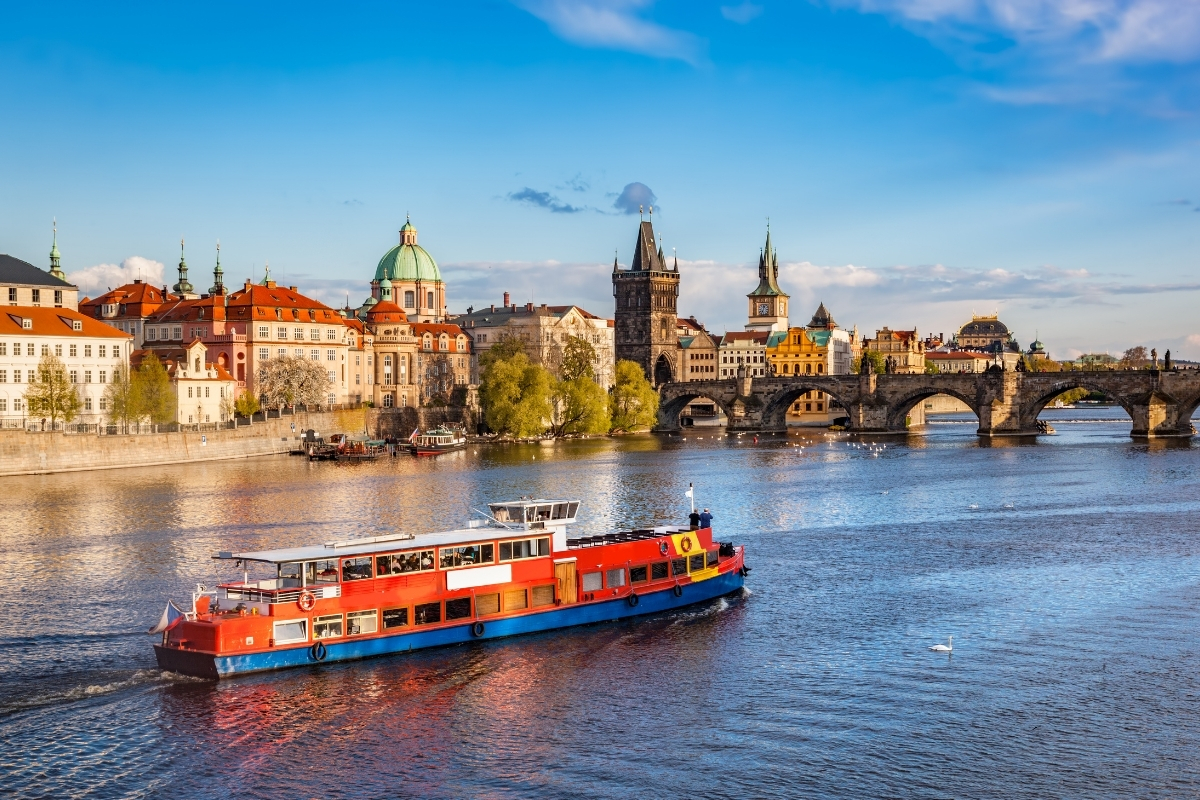 prag insani yuzyillar arasinda dolastiran buyulu bir ders kitabi gibi 0 kplffCVE