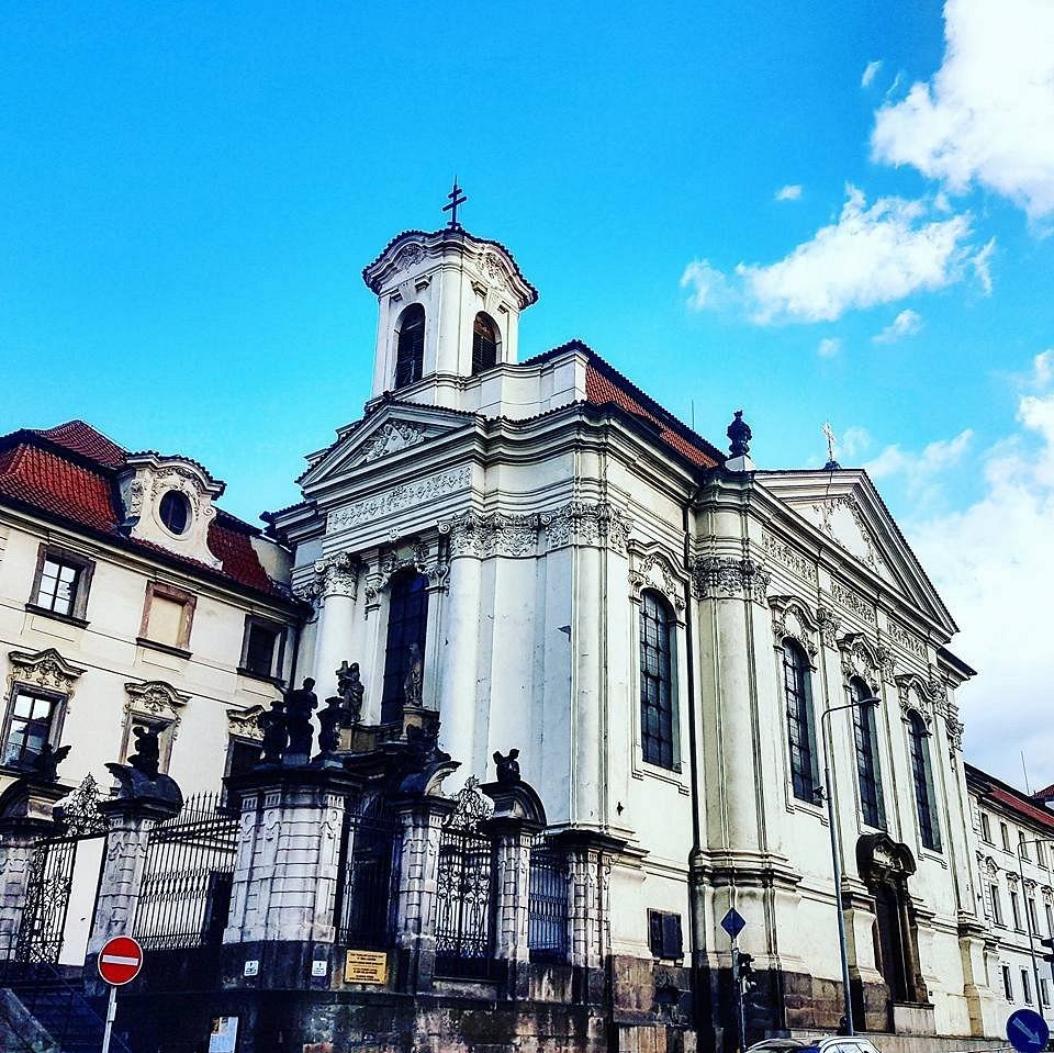 prag insani yuzyillar arasinda dolastiran buyulu bir ders kitabi gibi 1 vWUZUpib