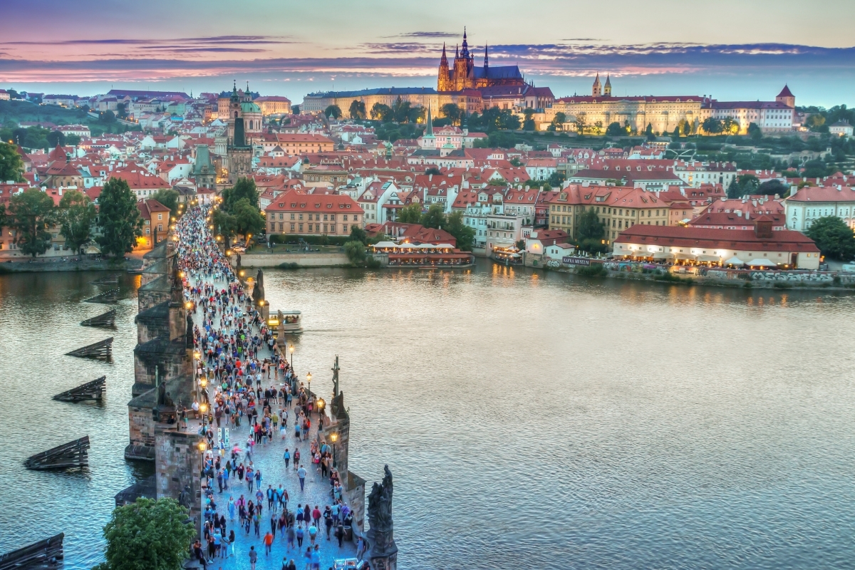 prag insani yuzyillar arasinda dolastiran buyulu bir ders kitabi gibi 2 KqOdTTOG