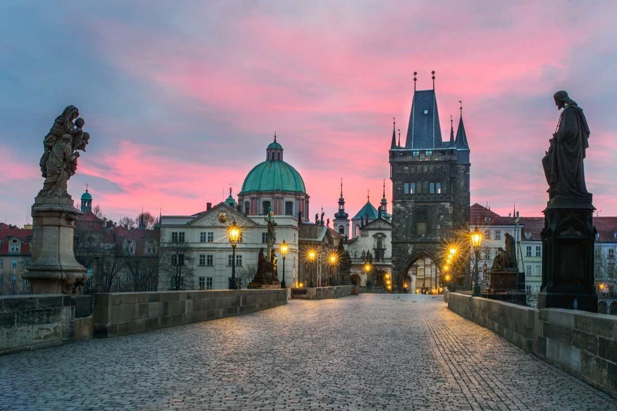 prag insani yuzyillar arasinda dolastiran buyulu bir ders kitabi gibi 3 rukniGFk