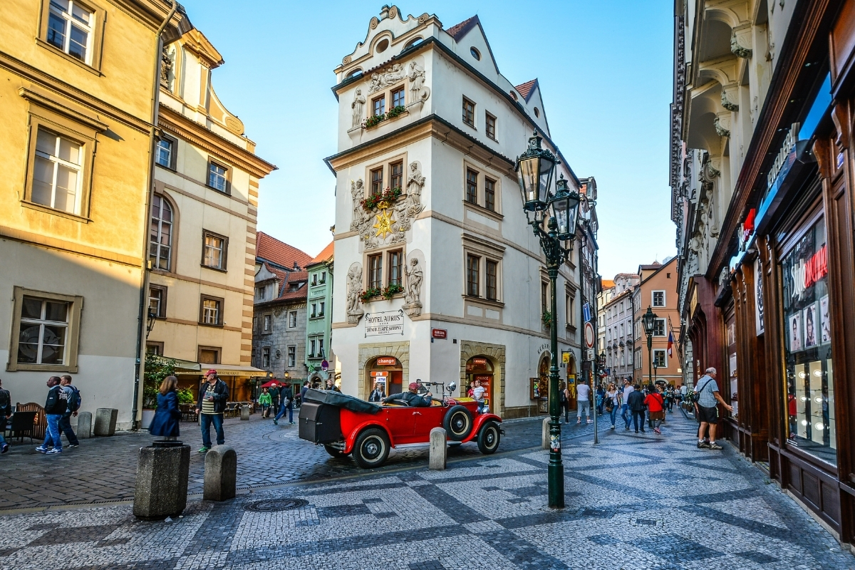 prag insani yuzyillar arasinda dolastiran buyulu bir ders kitabi gibi 4 aby7biYP