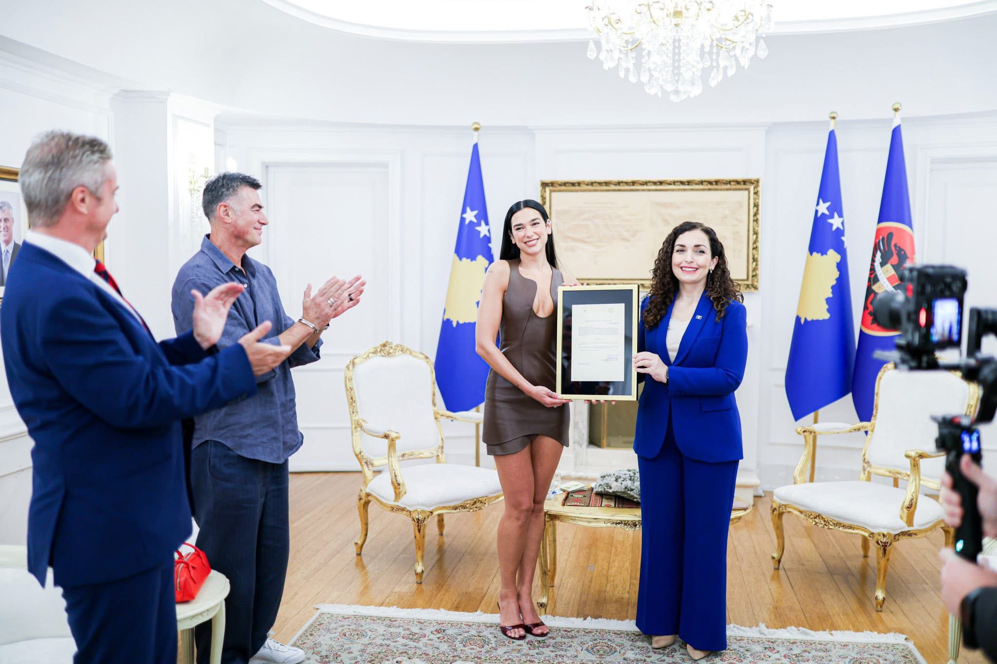pristineden londraya goc eden bir ailenin kizi olarak dunyaya gelen dua lipa kosova vatandasi B33hTEGv
