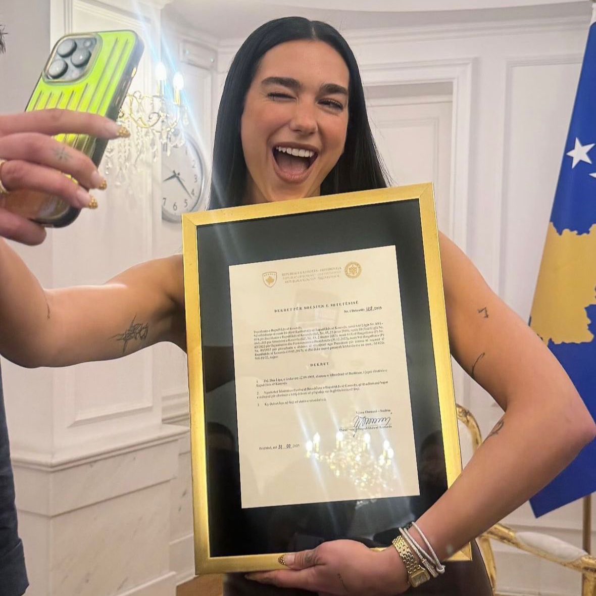 pristineden londraya goc eden bir ailenin kizi olarak dunyaya gelen dua lipa kosova vatandasi D3zZ8uJW