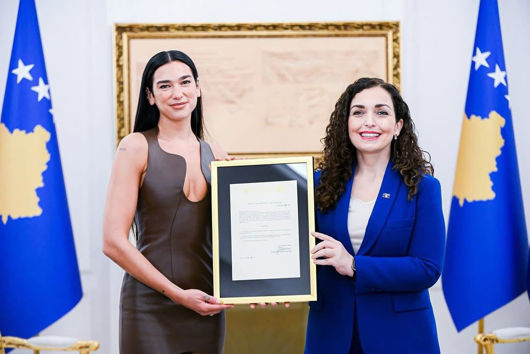 pristineden londraya goc eden bir ailenin kizi olarak dunyaya gelen dua lipa kosova vatandasi PN58HvQ7