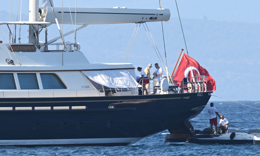 rahmi koc bodrumdaki teknesi nazenin vde omer ve aysegul dinckoku agirladi 0 qr41GiEJ