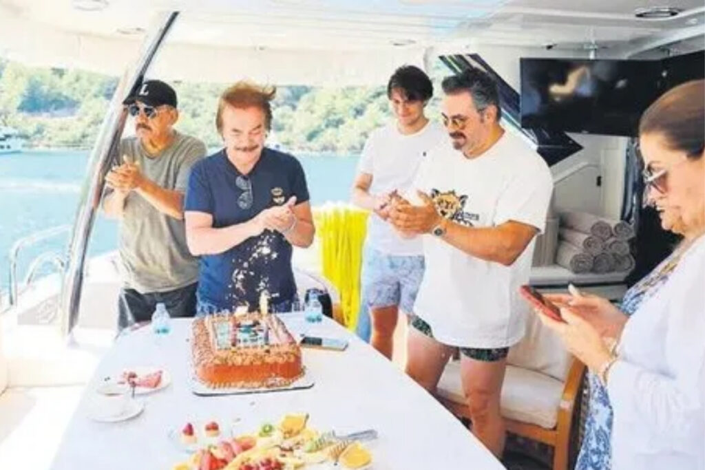 sanatci orhan gencebay 81inci yasini dostlariyla bodrumda teknede pasta keserek kutladi LrNZmayQ