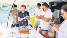 sanatci orhan gencebay 81inci yasini dostlariyla bodrumda teknede pasta keserek kutladi LrNZmayQ